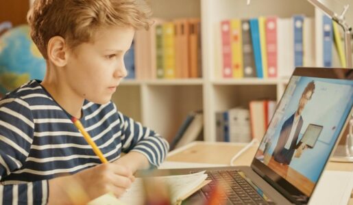 Ein Junge erhält Mathematik-Unterricht über den Laptop