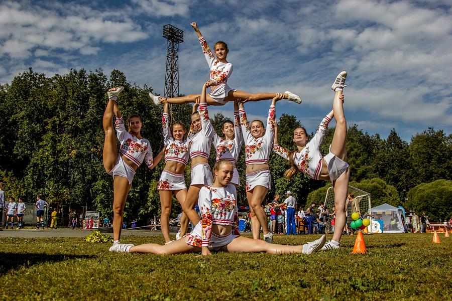 Cheerleaderinnen bauen eine Cheerpyramide.